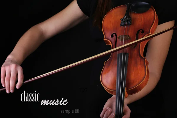 Músico tocando violino em fundo preto — Fotografia de Stock