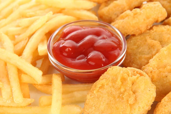 Pépites de poulet frites avec frites et sauce isolées sur blanc — Photo