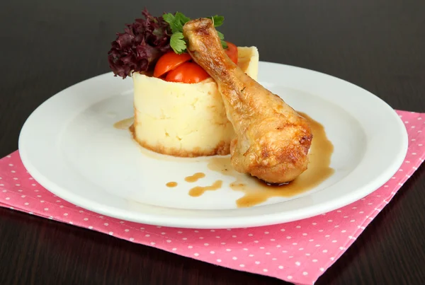 Pequeña porción de comida en un plato grande en una mesa de madera —  Fotos de Stock