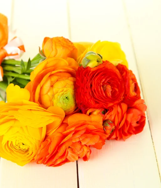 Ranunculus (buñuelos persas), sobre fondo blanco de madera — Foto de Stock