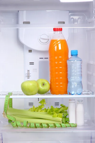 Refrigerador abierto con comida dietética — Foto de Stock