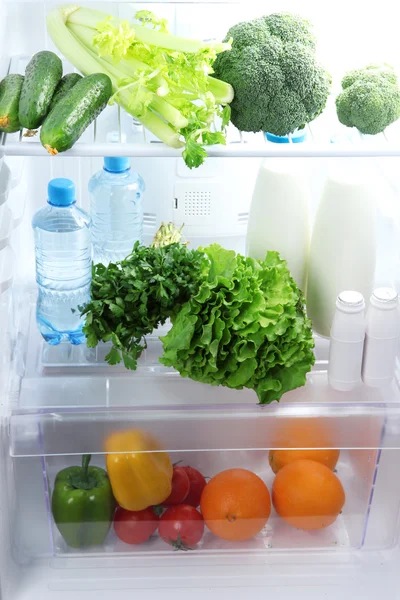 Réfrigérateur ouvert avec nourriture végétarienne — Photo