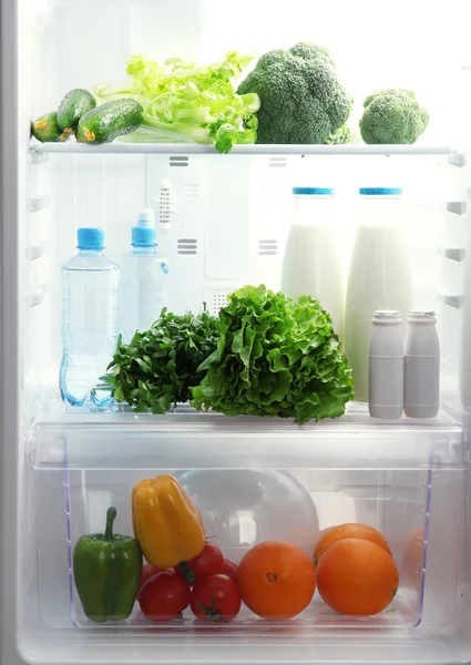 Öppna kylskåpet med vegetarianmat — Stockfoto