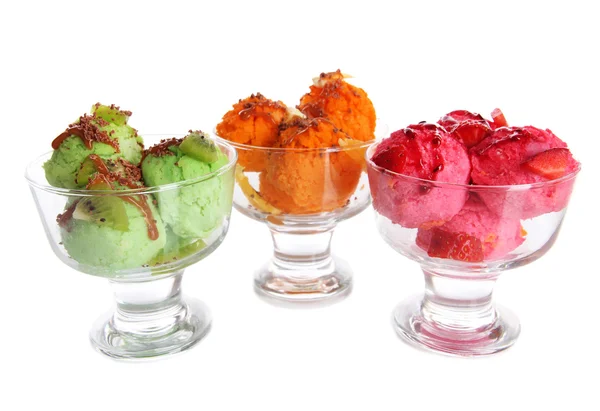 Delicioso helado aislado en blanco —  Fotos de Stock