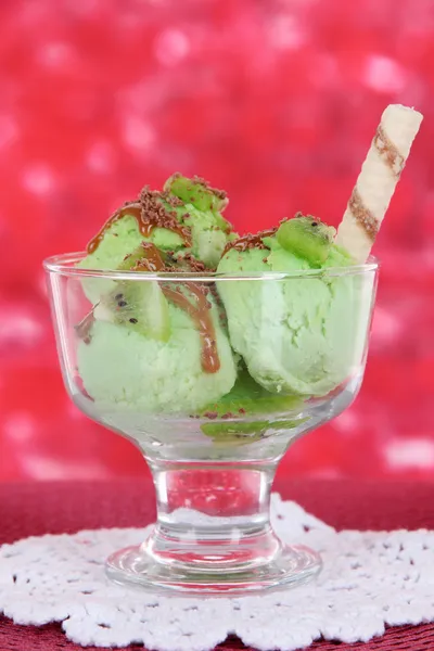 Delicioso helado en la mesa sobre fondo brillante —  Fotos de Stock