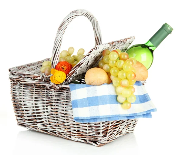 Cesta de picnic con uva y botella de vino, aislada en blanco — Foto de Stock