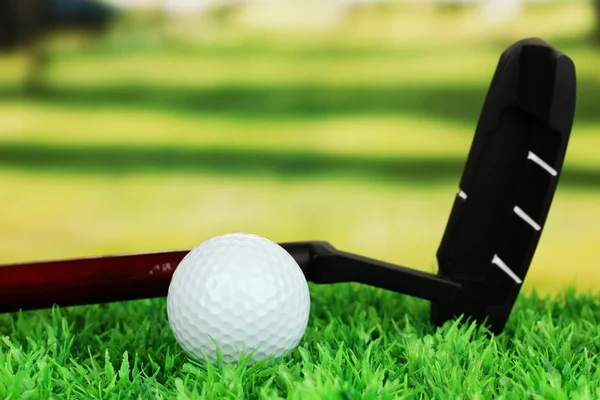 Golfball und Fahrer auf grünem Gras im Freien aus nächster Nähe — Stockfoto