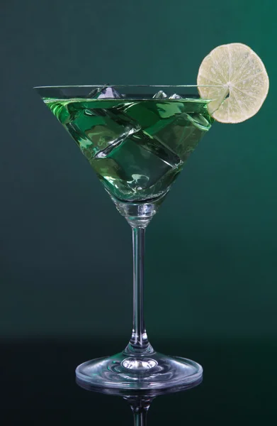 Cocktail vert avec citron vert sur fond vert foncé — Photo
