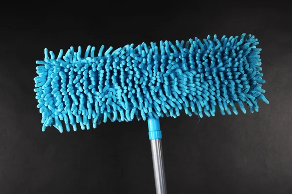 Blå moppen för golv på grå bakgrund — Stockfoto