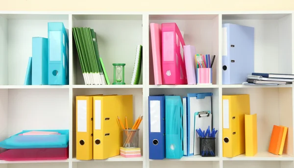 Estantes de oficina blancos con diferentes artículos de papelería, de cerca —  Fotos de Stock