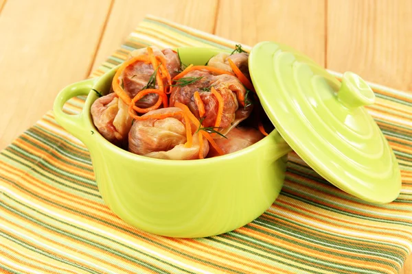 Stuffed cabbage rolls in pan on table — Zdjęcie stockowe