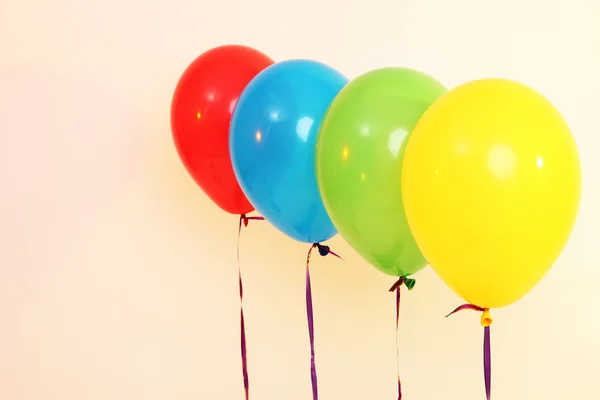 Cztery jasne balony na jasnym tle — Zdjęcie stockowe
