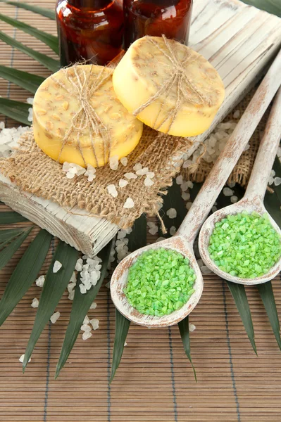 手作り石鹸と竹のグレー マットの上の海の塩 — ストック写真
