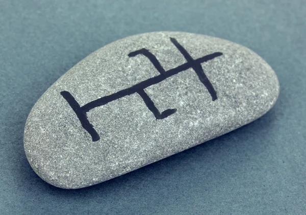Věštectví symboly na kameni na šedém pozadí — Stock fotografie