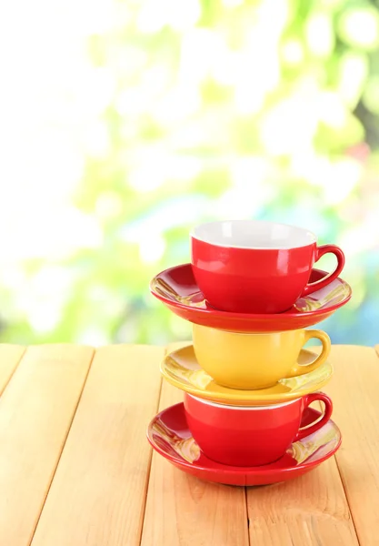 Tres tazas sobre fondo natural — Foto de Stock