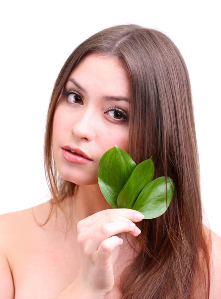 Mooie jonge vrouw met groene bladeren geïsoleerd op wit — Stockfoto