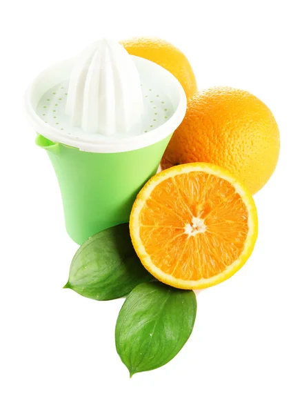 Citruspers en rijpe sinaasappelen, geïsoleerd op wit — Stockfoto