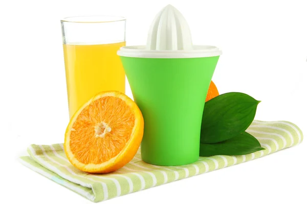 Imprensa de citrinos, vidro de sumo e laranjas maduras, isoladas a branco — Fotografia de Stock
