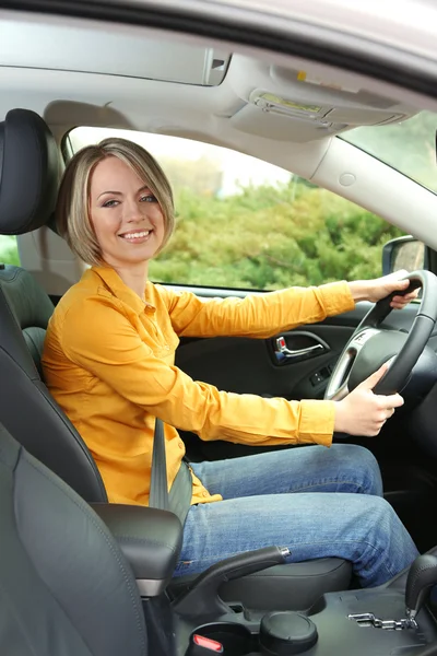 Porträt einer jungen schönen Frau im Auto — Stockfoto