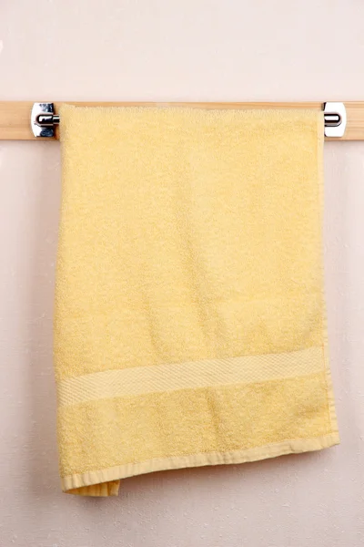 Handuk mandi di mistar gawang di kamar — Stok Foto