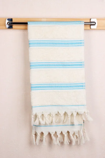 Asciugamano da bagno su traversa in camera — Foto Stock