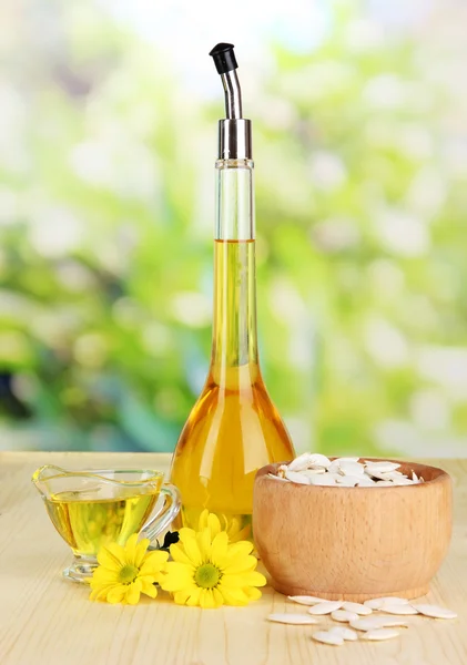 Užitečné dýňový olej na dřevěný stůl na přírodní pozadí — Stock fotografie