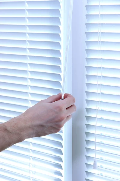 Someone opens blinds — Stock Photo, Image