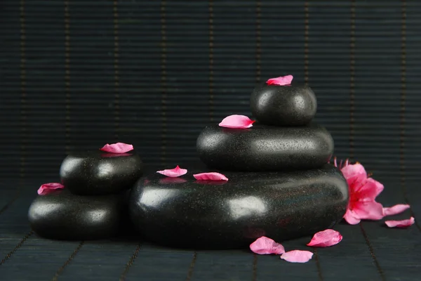 Spa stones and flowers on bamboo background — Stock Photo, Image