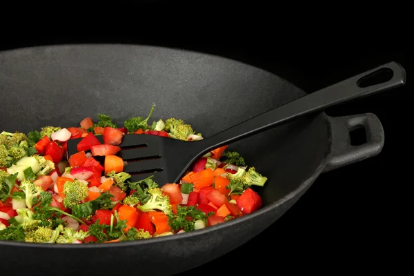 Ragoût de légumes dans le wok, isolé sur noir — Photo