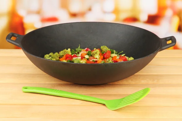 明るい背景上の鍋で野菜のラグー — ストック写真