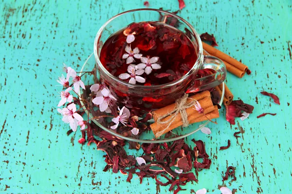 Gyógynövény tea üveg csésze, színes fából készült háttér — Stock Fotó