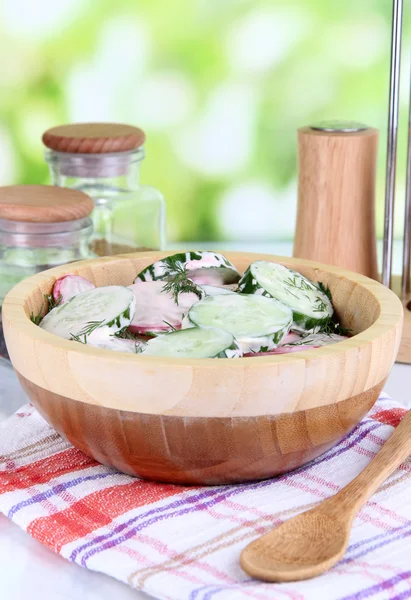 Insalata di verdure vitaminiche in ciotola di legno su tavolo di legno su sfondo naturale — Foto Stock