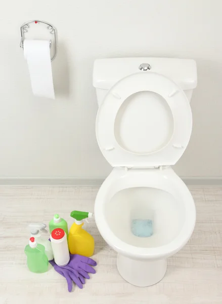 Weiße Toilettenschüssel und Putzmittel im Badezimmer — Stockfoto