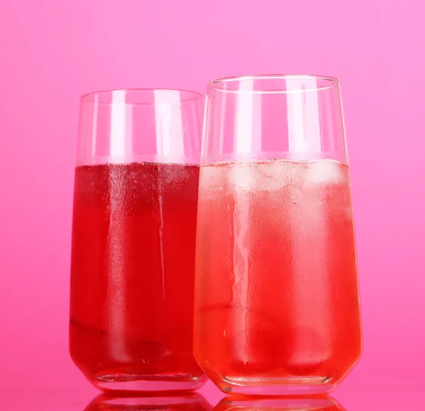 Dois coquetéis de cereja com gelo no fundo rosa — Fotografia de Stock