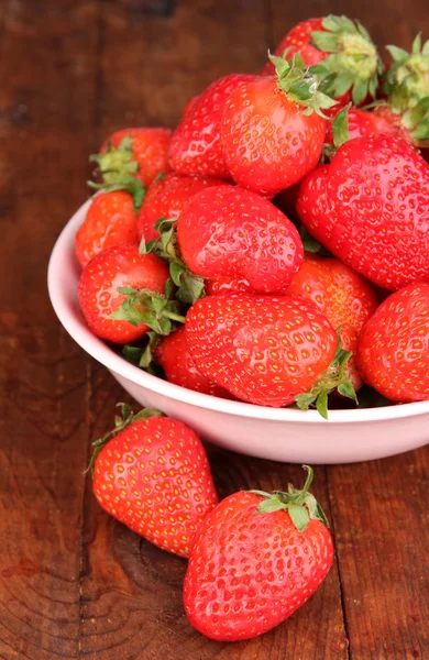 Fresh strawberry in bowl on wooden background — Stock Photo, Image