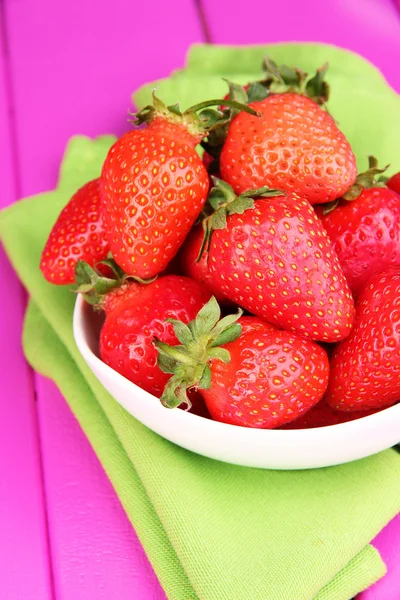 Frische Erdbeere in Schale auf rosa Holzhintergrund — Stockfoto