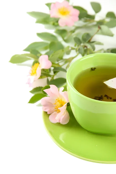 Tasse Kräutertee mit hippen Rosenblüten, isoliert auf weiß — Stockfoto