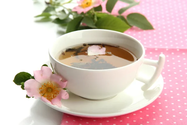 Tasse Kräutertee mit hippen Rosenblüten, isoliert auf weiß — Stockfoto