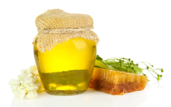 Frasco de mel, favos de mel com flores de limão, acácia, isolado em branco — Fotografia de Stock
