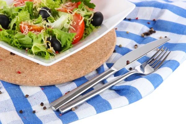 Salade légère sur assiette sur serviette — Photo