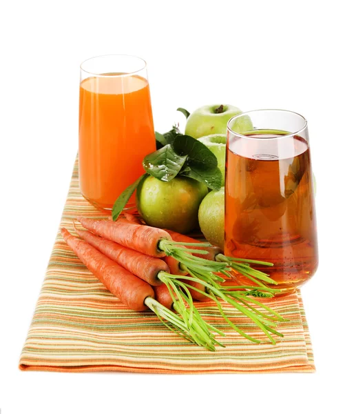 Vasos de jugo, manzanas y zanahorias, aislados sobre blanco — Foto de Stock