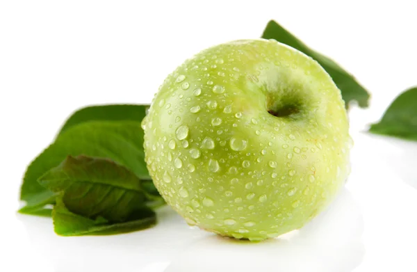 Saftigt grönt äpple med blad, isolerad på vit — Stockfoto
