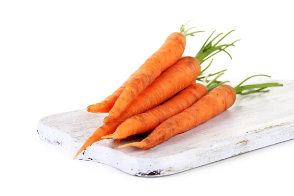 Zanahorias en la tabla de cortar, aisladas en blanco —  Fotos de Stock