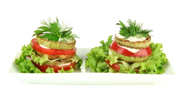 Leckere geröstete Knochenmark und Tomatenscheiben mit Salatblättern, isoliert auf weiß — Stockfoto