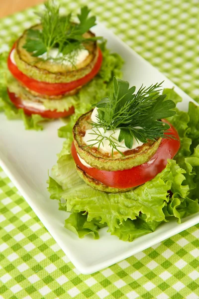 Saboroso tutano torrado e fatias de tomate com folhas de salada, em fundo de madeira — Fotografia de Stock