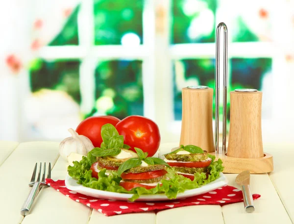 Sabroso tueste de médula y rodajas de tomate con hojas de ensalada, sobre fondo brillante — Foto de Stock