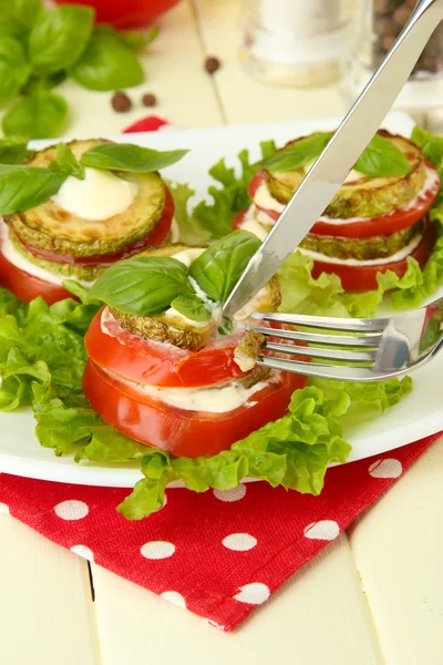 Saboroso tutano torrado e fatias de tomate com folhas de salada, em fundo de madeira — Fotografia de Stock