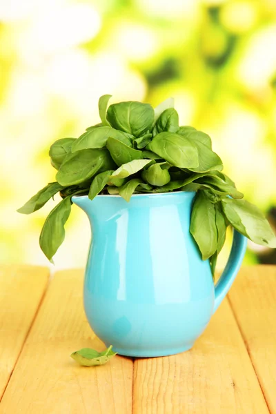 Herbal segar dalam kantong pada meja kayu pada latar belakang alami — Stok Foto