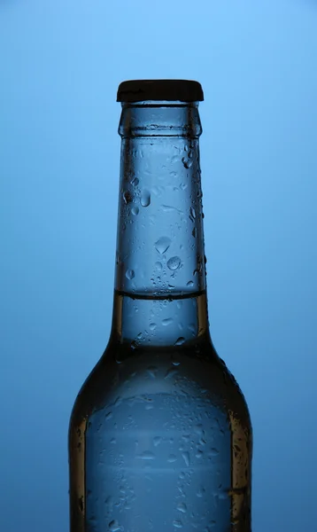 Botella de agua sobre fondo azul —  Fotos de Stock