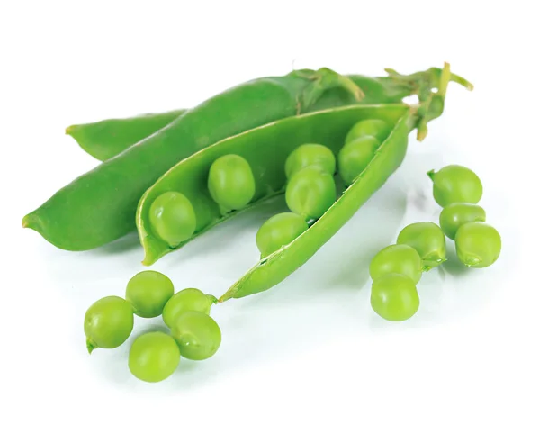 Сладкий зеленый горошек, изолированный на белом — стоковое фото